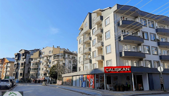 ÜSTÜNEL'DEN YÜKSEK KREDİLİ CADDE ÜZERİ ARA KAT SATILIK DAİRE